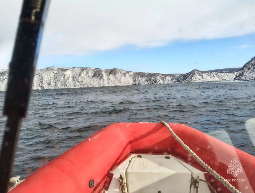 Седьмой день пропавшего на лодке магаданского рыбака ищут в Охотском море