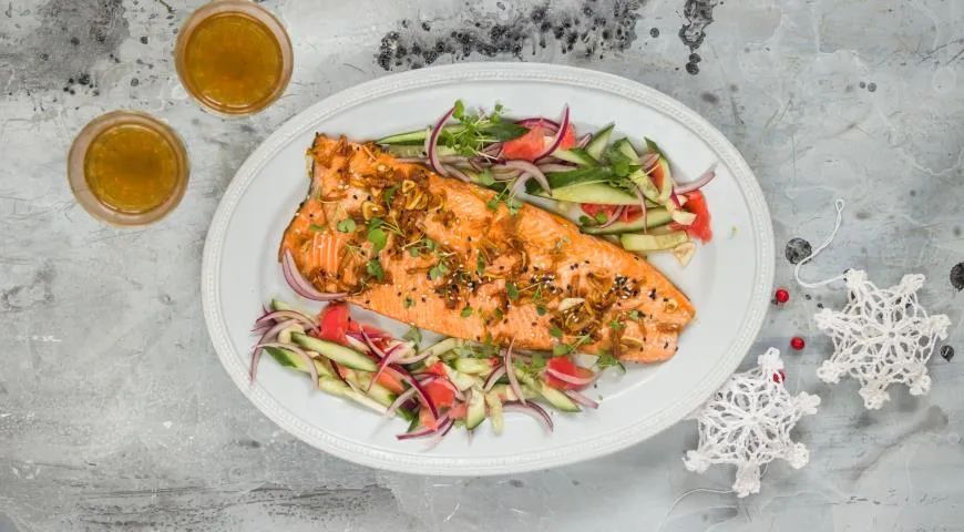 Запеченная форель с огуречным салатом: легкость и изысканность на вашем столе