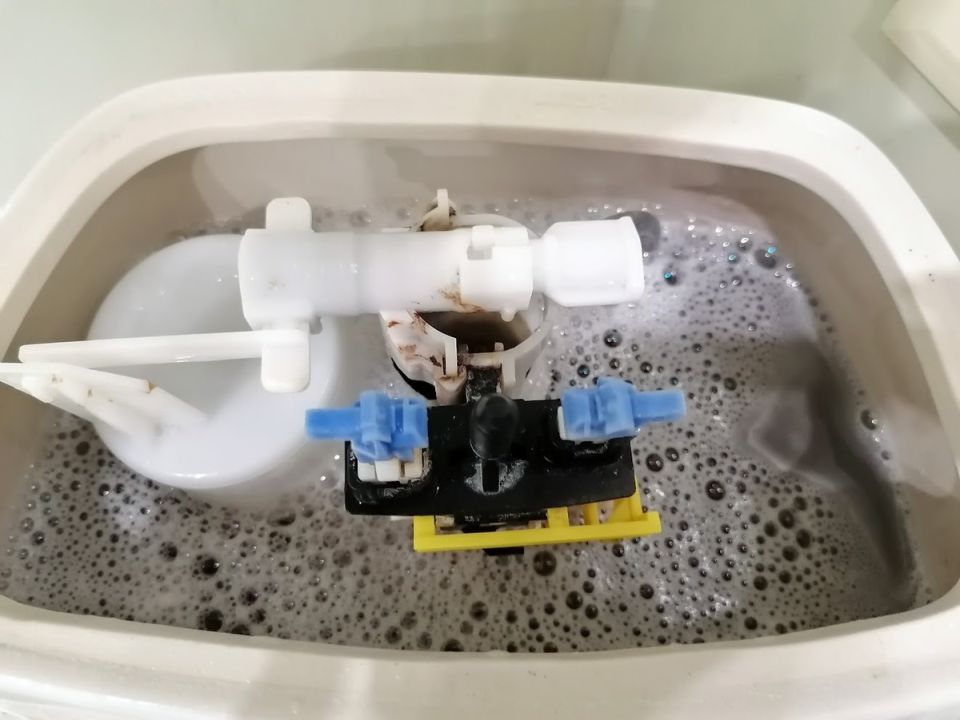 Как поддерживать чистоту в сливном бачке унитаза: простые советы по уходу