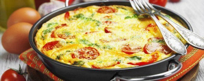 Овощной омлет со шпинатом и картофелем вместе с острым соусом раскрывает новый взгляд на утренний вкус