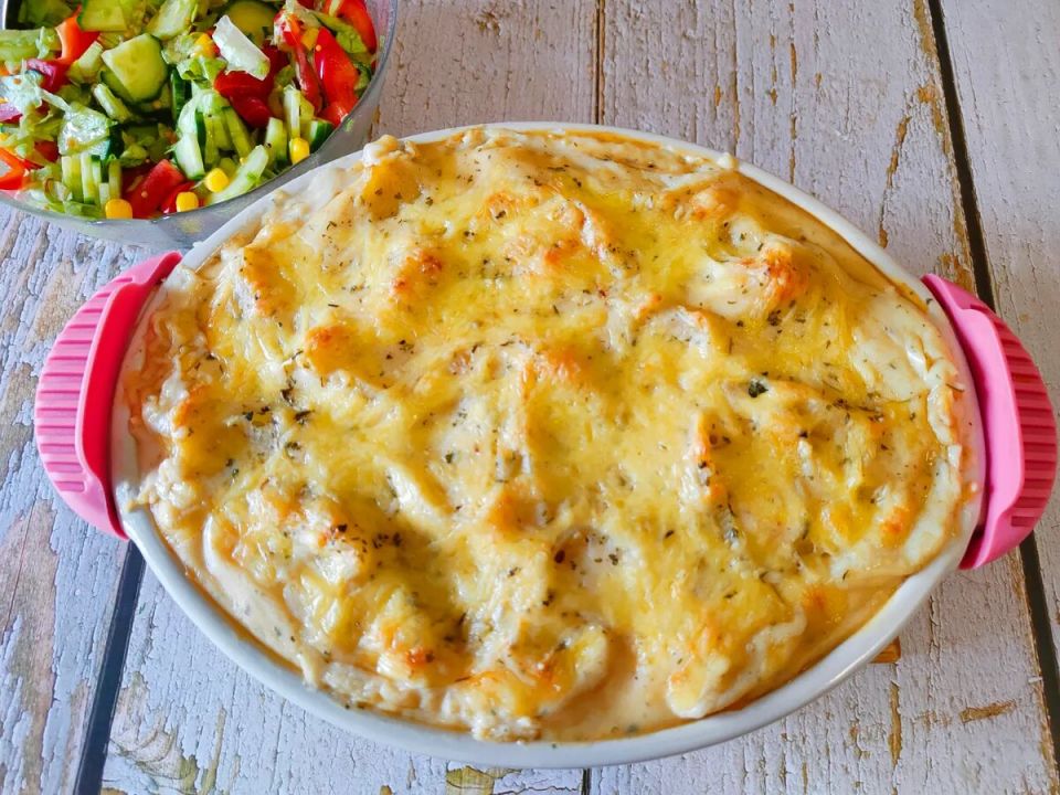 Фаршированные макароны-ракушки под соусом бешамель