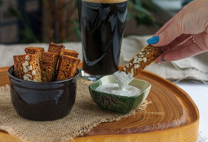 Восторг для гурманов: приготовьте чесночные гренки в духовке